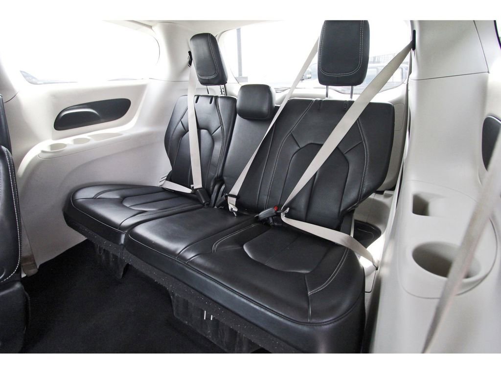 Used 2023 Chrysler Pacifica Touring-L image 13