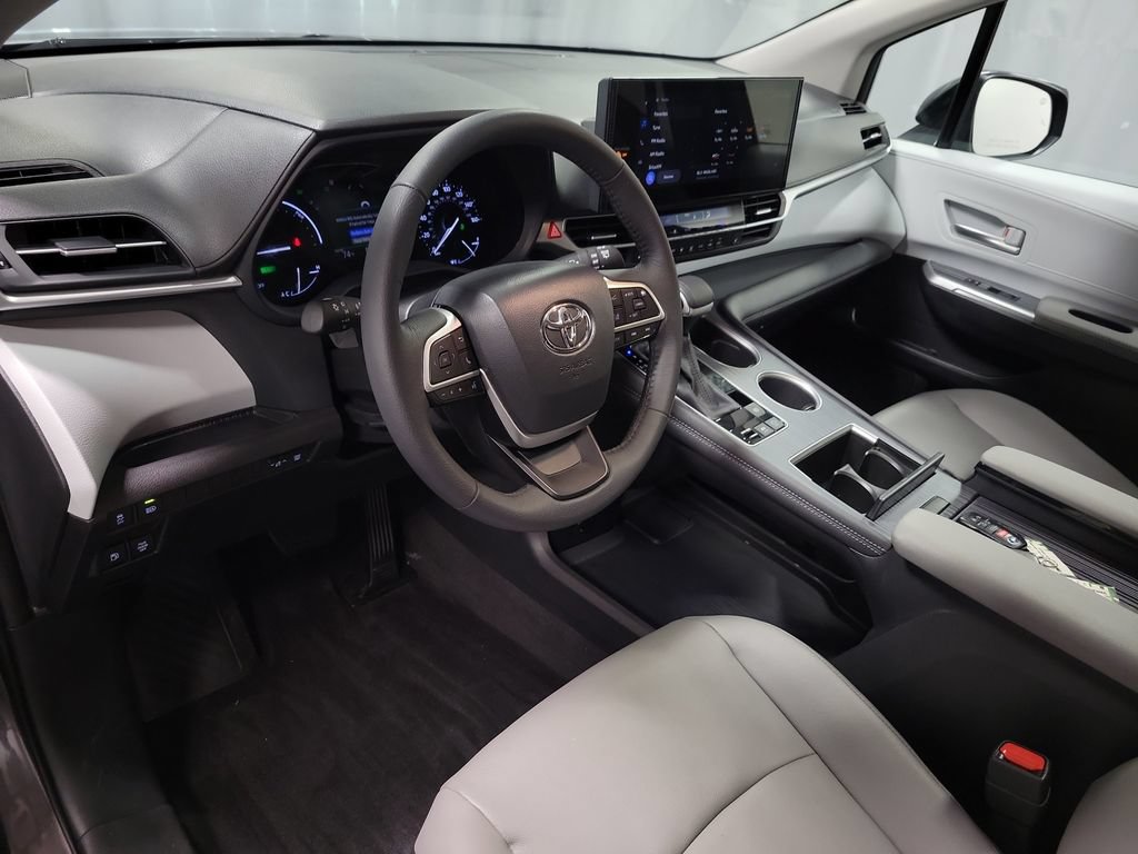 Used 2025 Toyota Sienna XLE AWD/4WD image 13