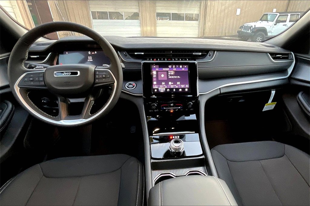 New 2025 Jeep Grand Cherokee L Laredo image 5