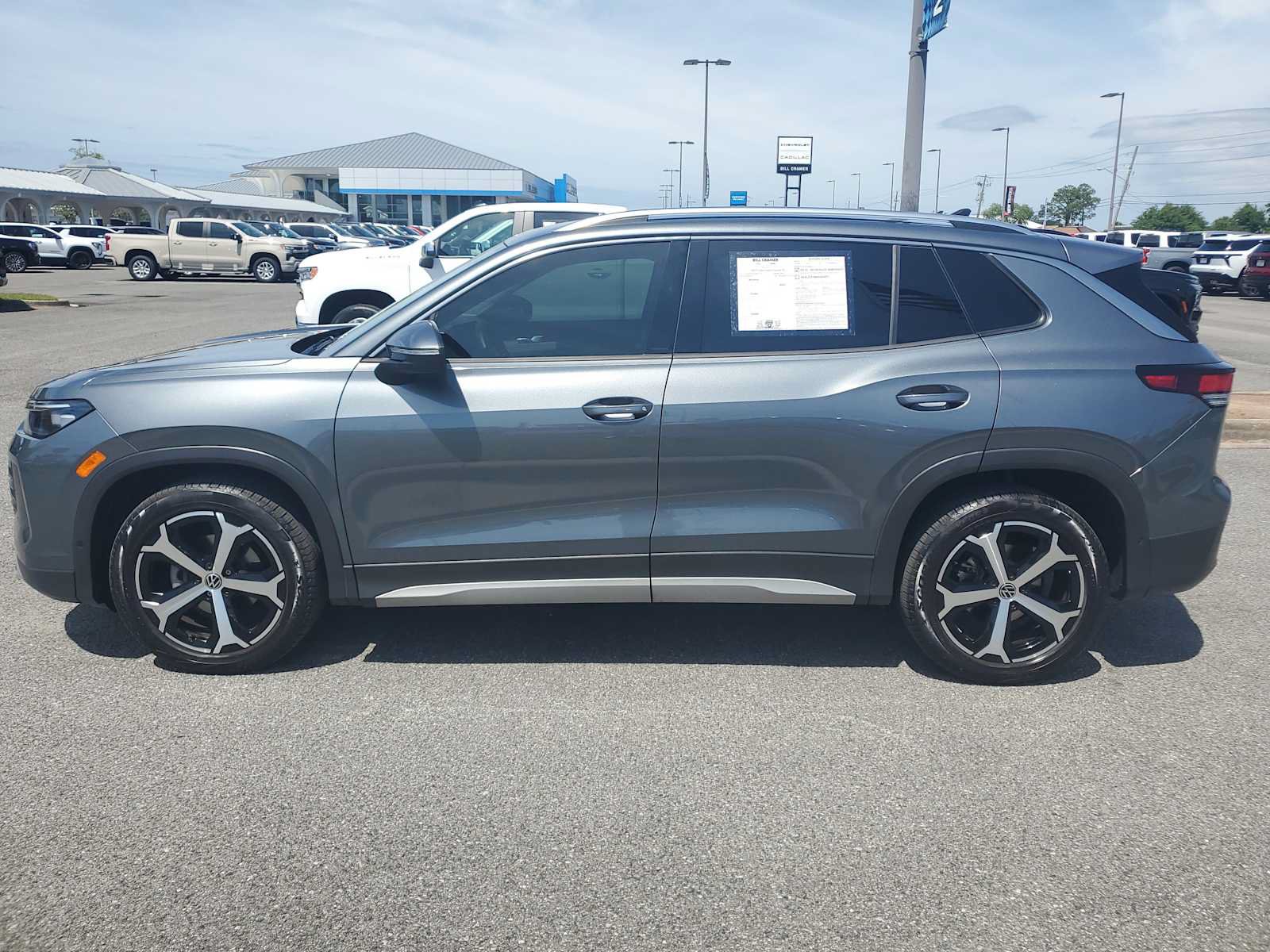 Used 2025 Volkswagen Tiguan SE FWD image 2