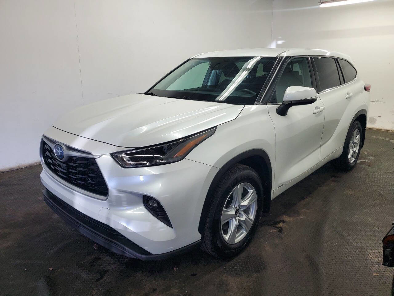 Used 2022 Toyota Highlander LE image 1