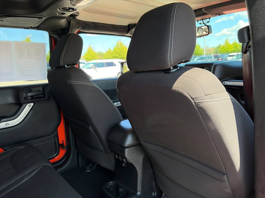 Used 2015 Jeep Wrangler Unlimited Sahara w/ Connectivity Group AWD/4WD image 31