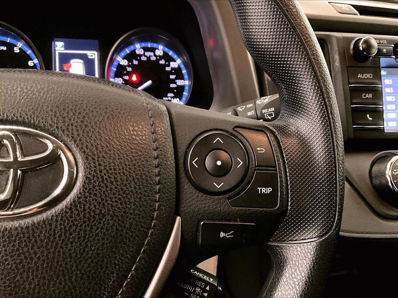 Used 2018 Toyota RAV4 LE FWD image 18