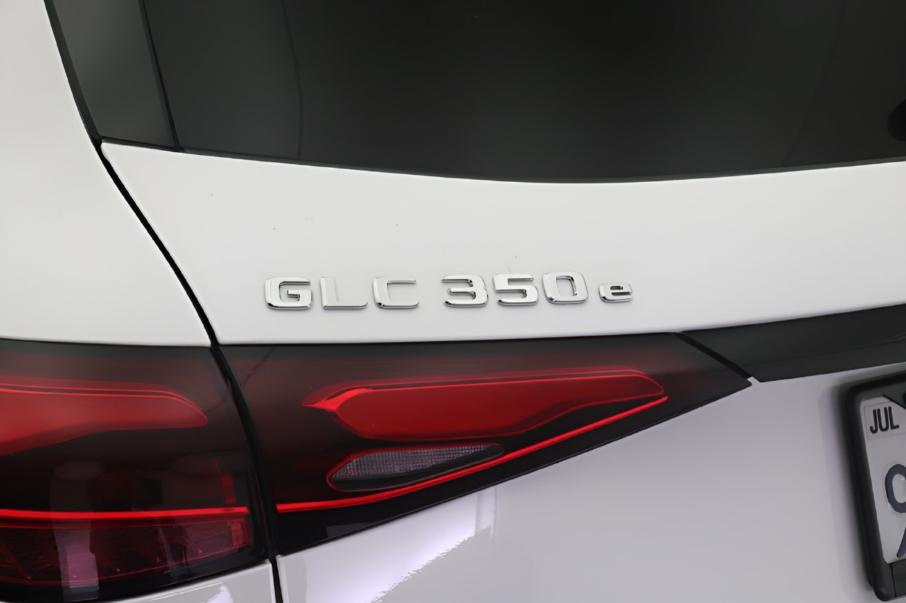 Used 2025 Mercedes-Benz GLC 350e 4MATIC image 19