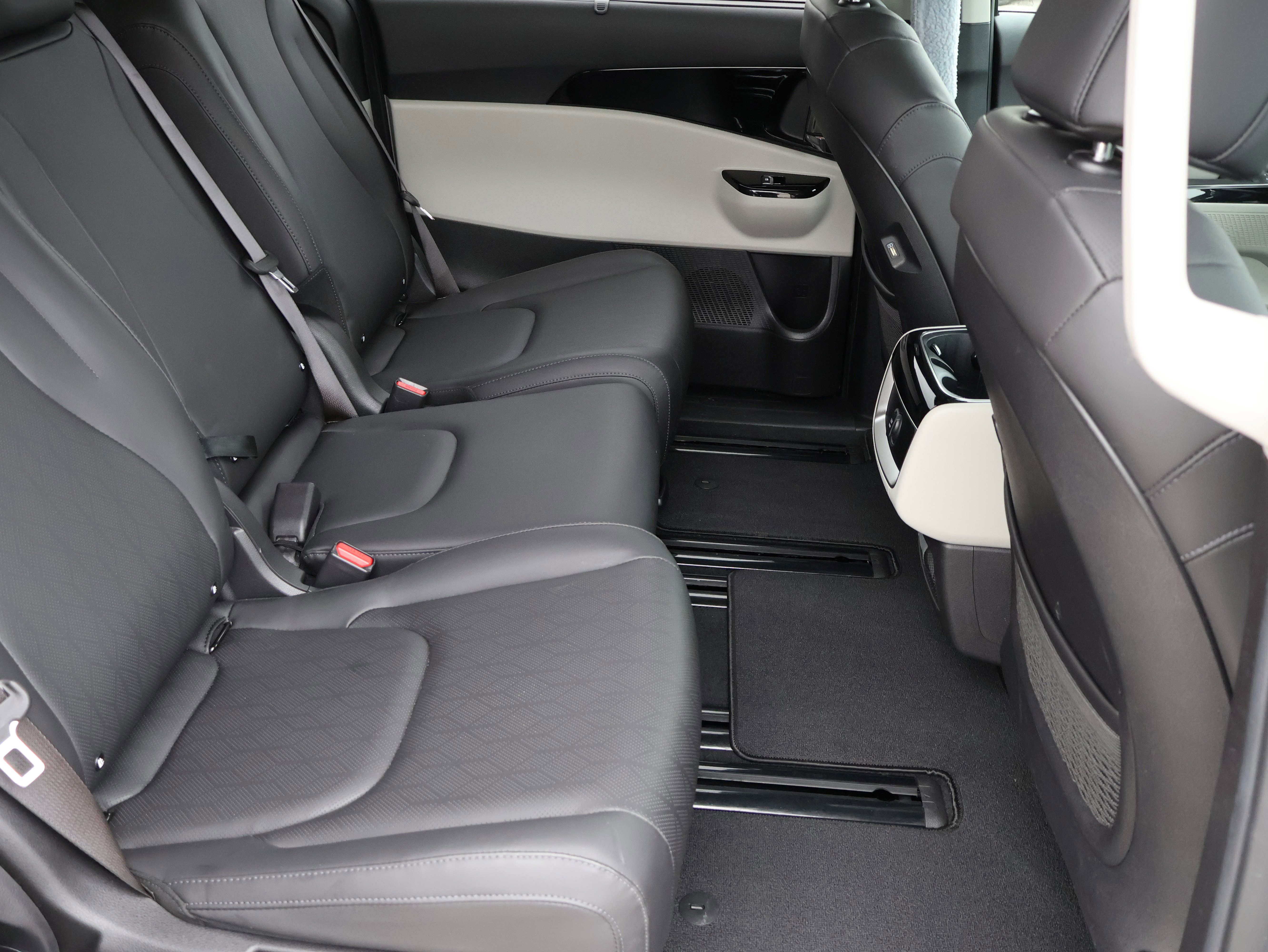 Used 2022 Kia Carnival EX image 12