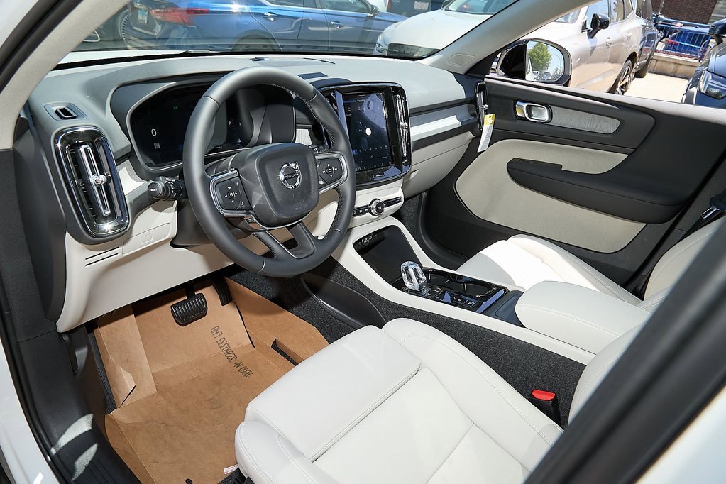 New 2025 Volvo XC40 B5 Plus w/ Protection Package Premier image 11