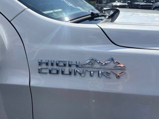 Used 2025 Chevrolet Suburban High Country AWD/4WD image 4