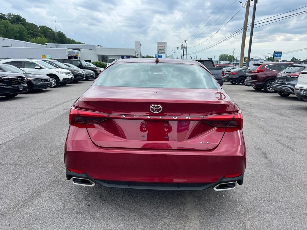 Used 2022 Toyota Avalon XLE w/ Moonroof Package FWD image 4