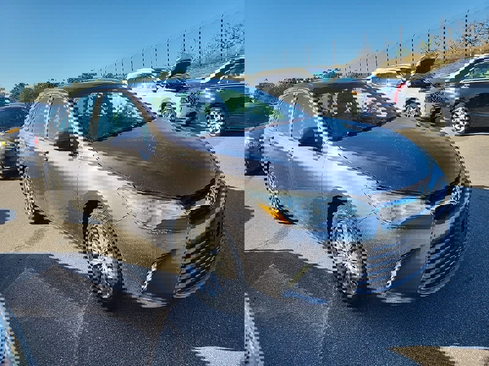 Used 2016 Toyota Camry XLE image 2