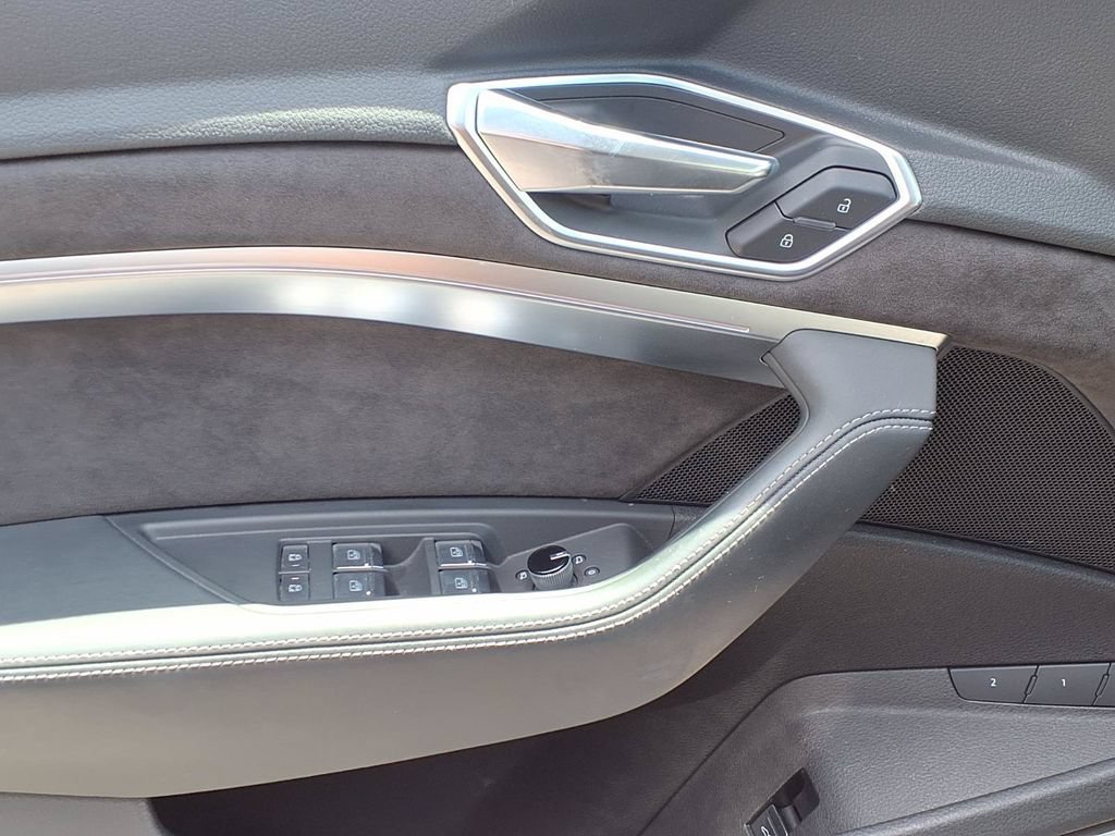 Used 2019 Audi e-tron Prestige w/ Prestige Package AWD/4WD image 17