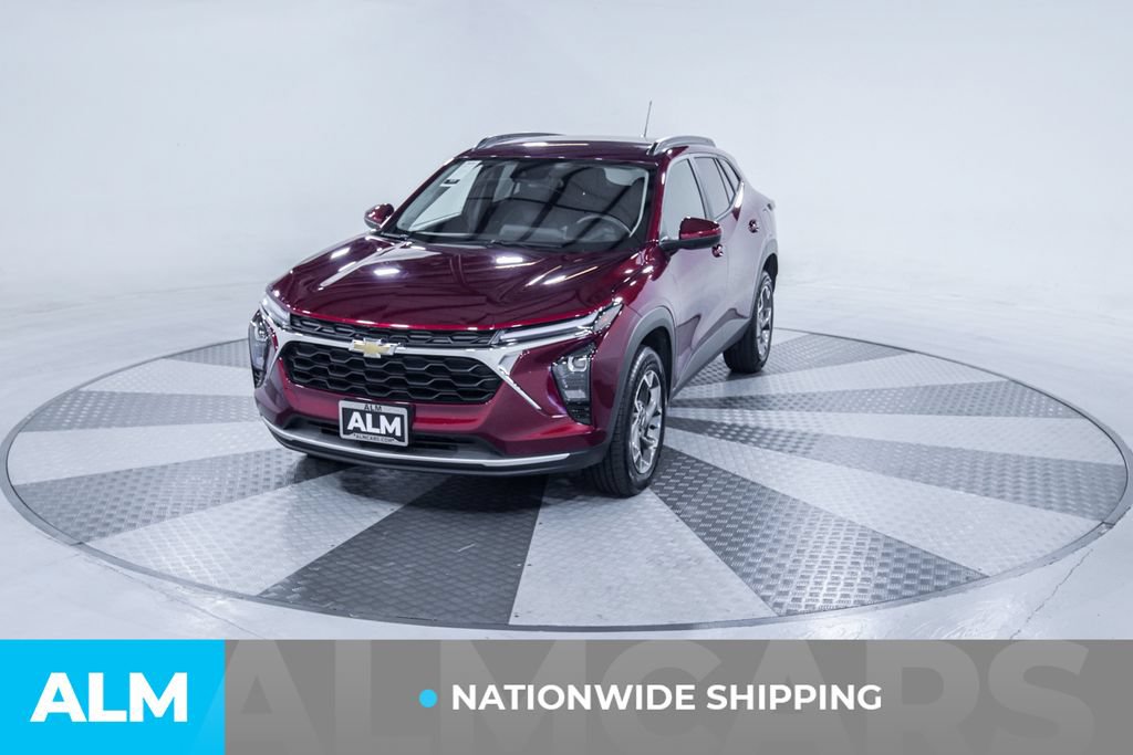 Used 2025 Chevrolet Trax LT FWD image 2