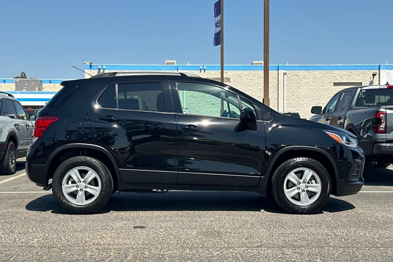Used 2022 Chevrolet Trax LT w/ LT Convenience Package AWD/4WD image 9