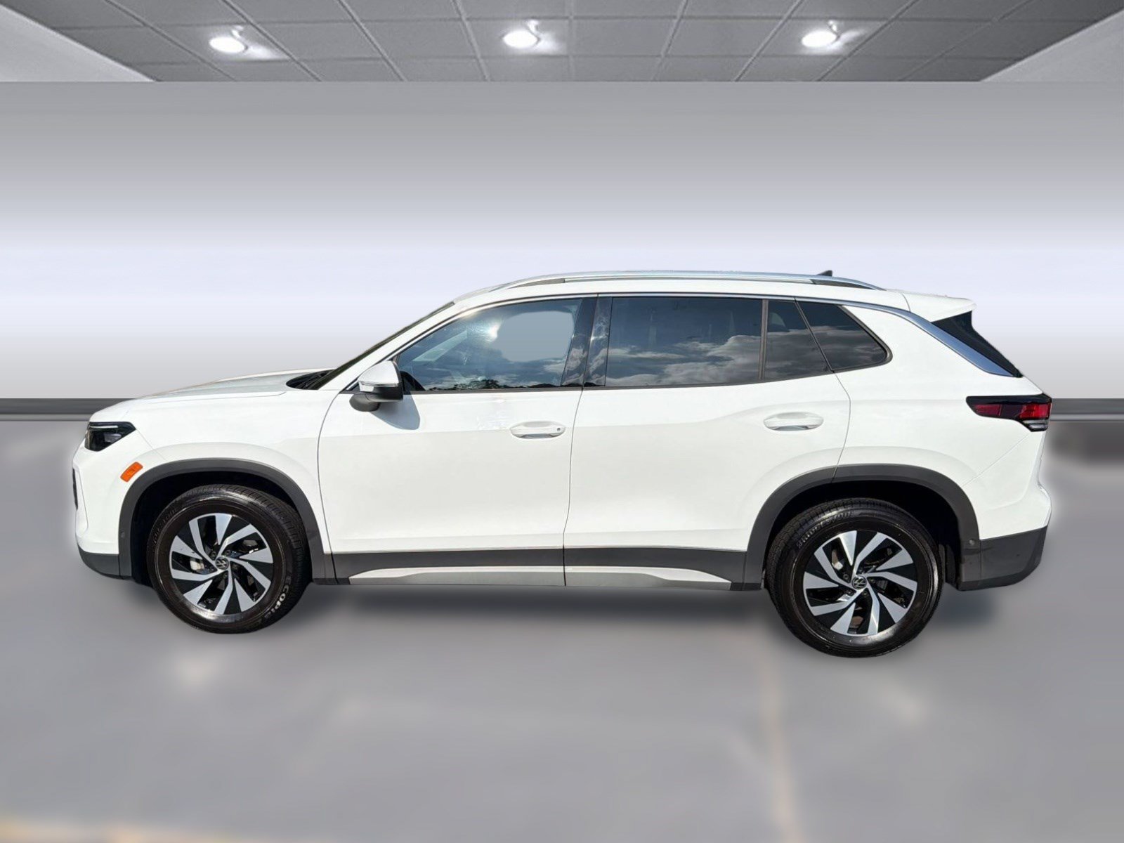 Used 2025 Volkswagen Tiguan S FWD image 2