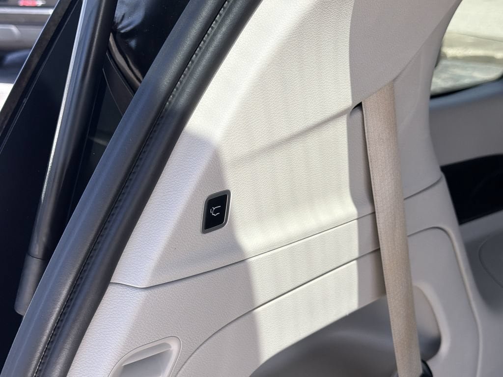 Used 2024 Chrysler Pacifica Touring-L FWD image 12
