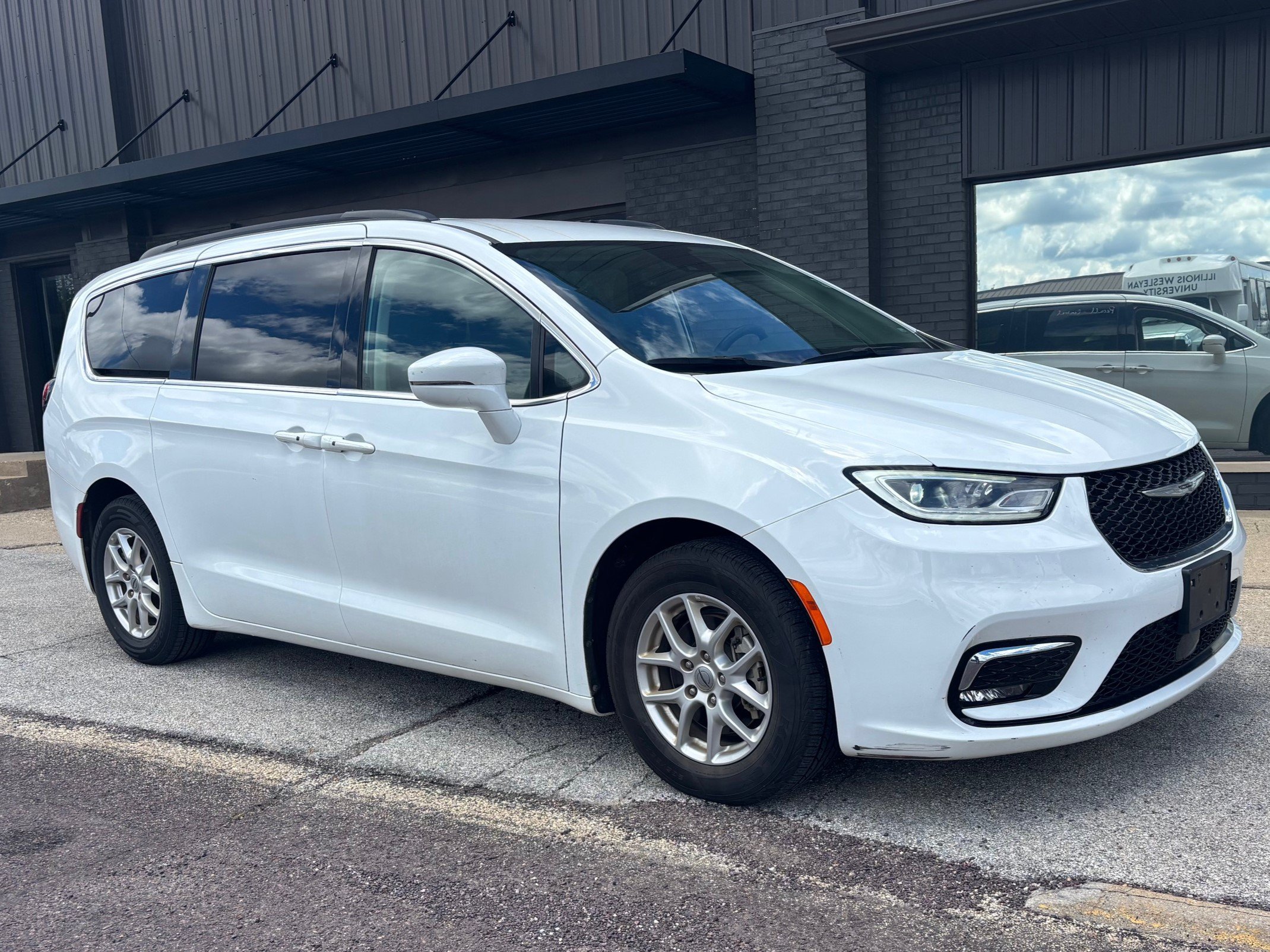 Used 2022 Chrysler Pacifica Touring-L FWD image 3
