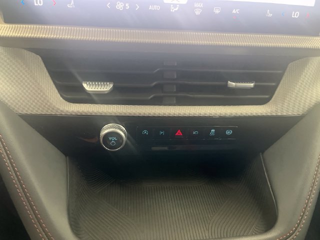 Used 2025 Ford Explorer Active AWD/4WD image 25