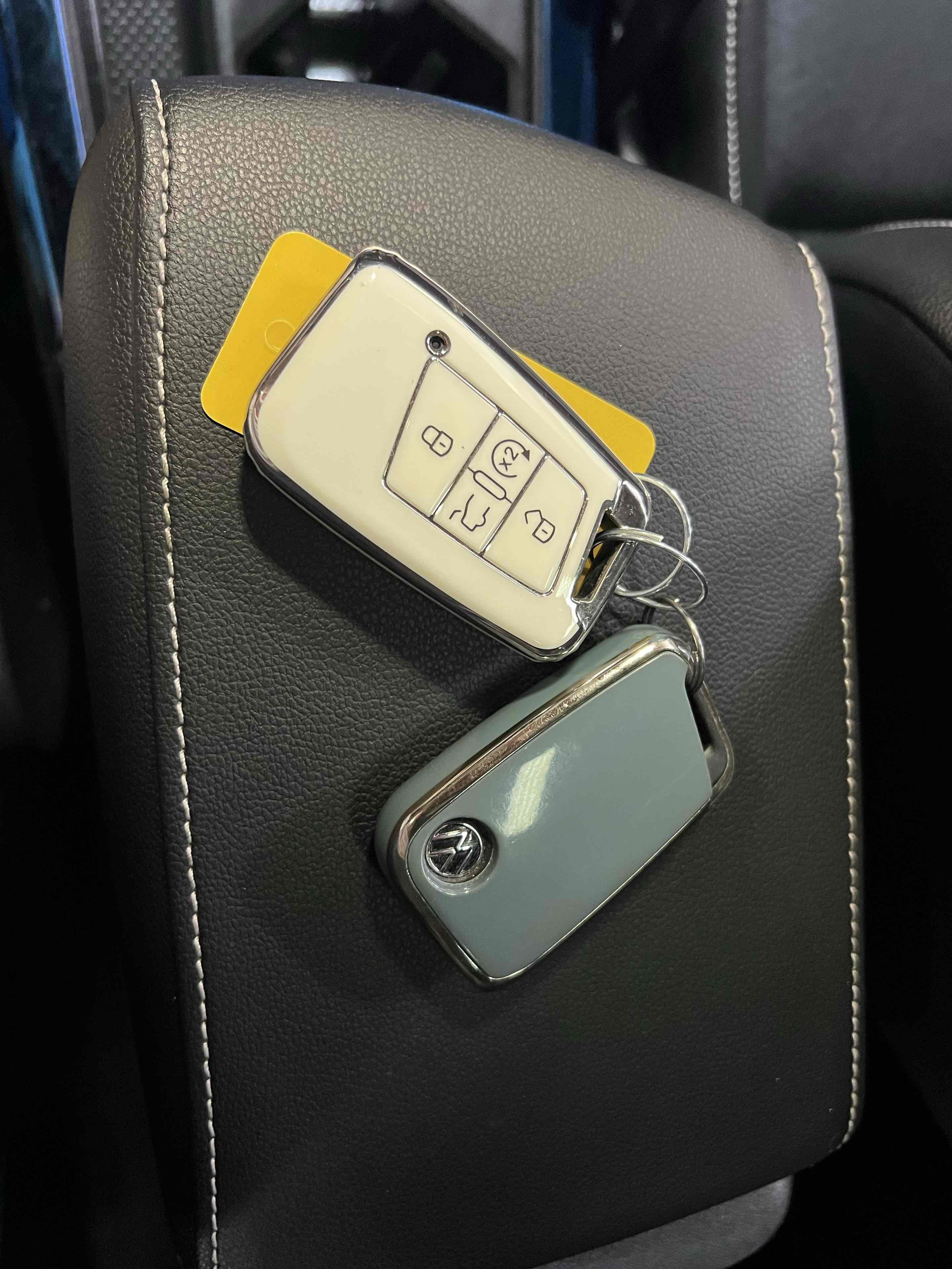 Used 2023 Volkswagen Tiguan SE w/ Panoramic Sunroof Package image 12