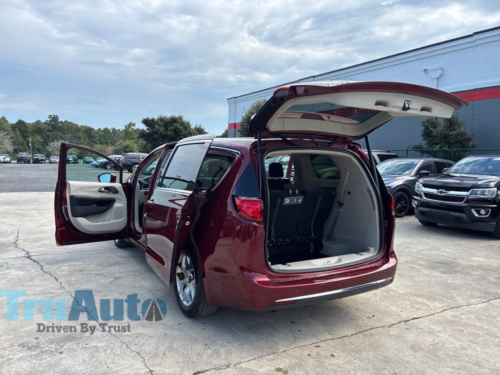 Used 2020 Chrysler Pacifica Touring w/ Tire & Wheel Group FWD image 15