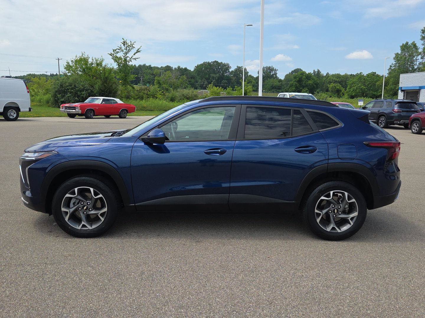 Used 2024 Chevrolet Trax LT w/ LT Convenience Package FWD image 2