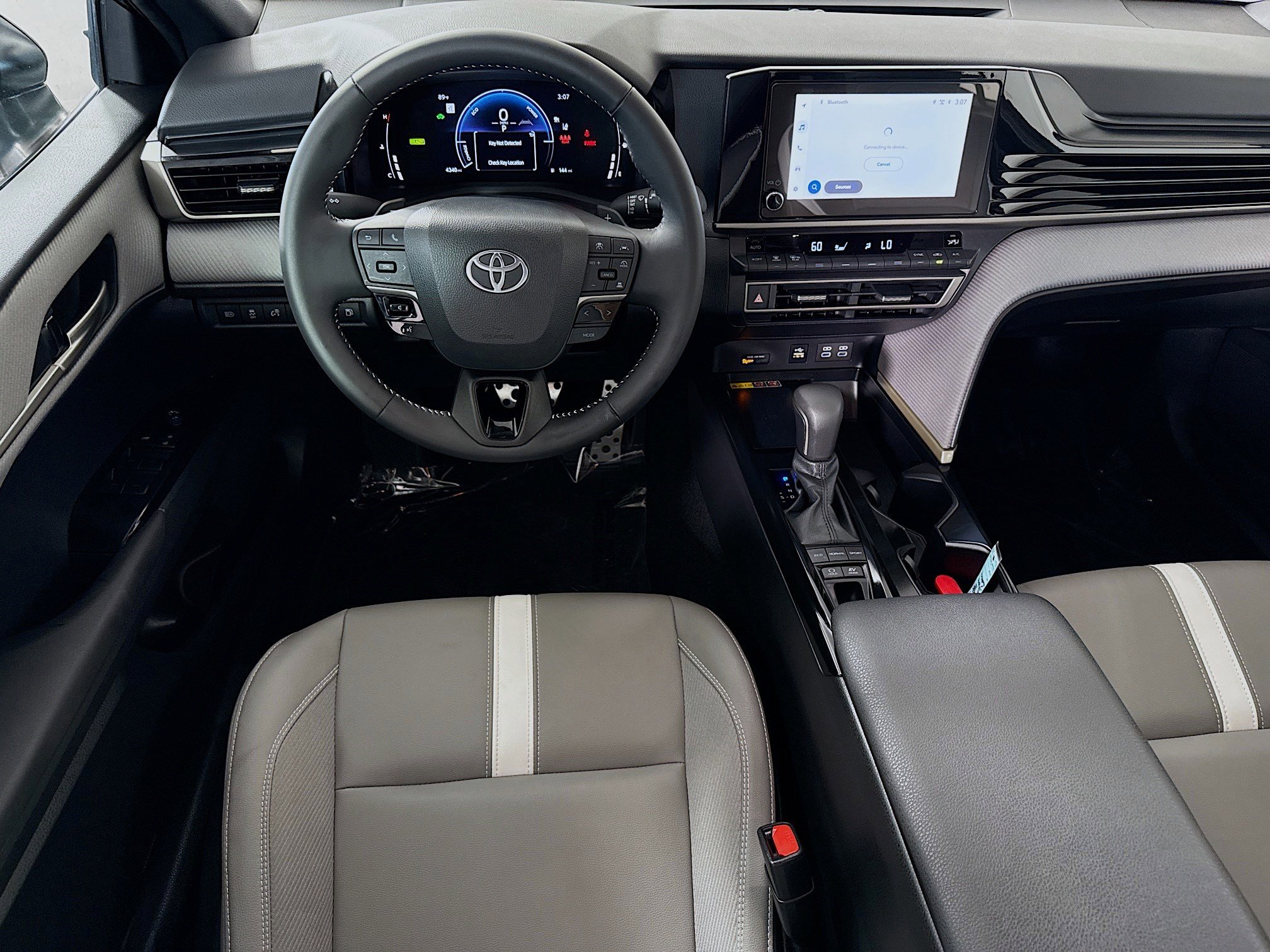 Used 2025 Toyota Camry SE w/ Convenience Package image 17