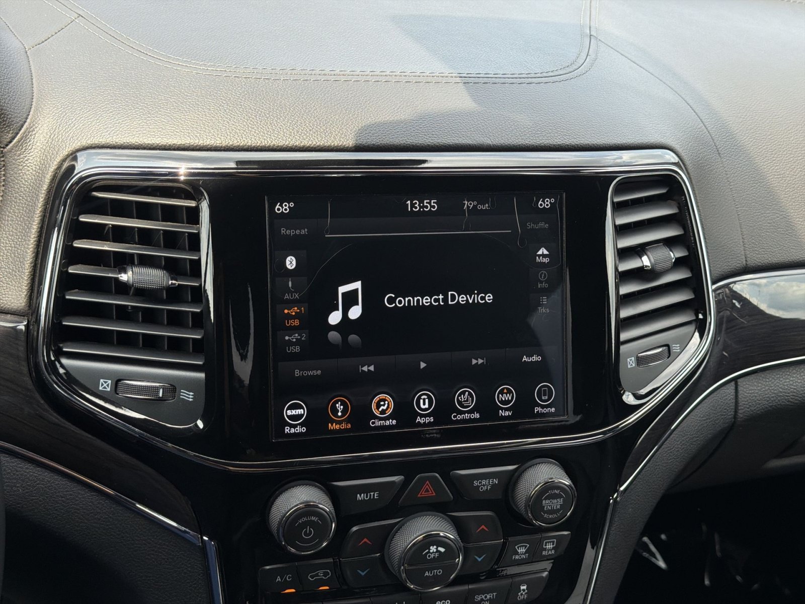 Used 2019 Jeep Grand Cherokee Overland AWD/4WD image 18