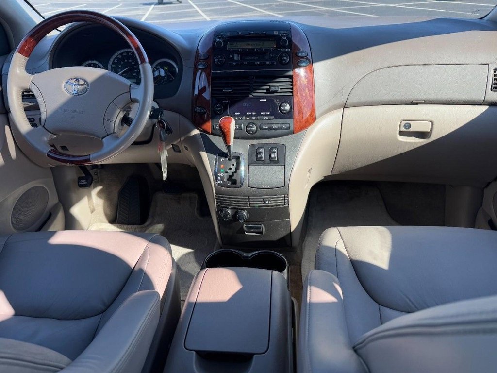 Used 2005 Toyota Sienna XLE Limited image 15