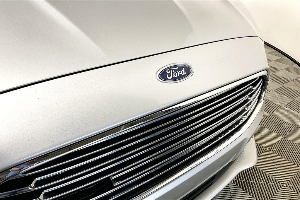 Used 2017 Ford Fusion SE w/ Equipment Group 201A image 28