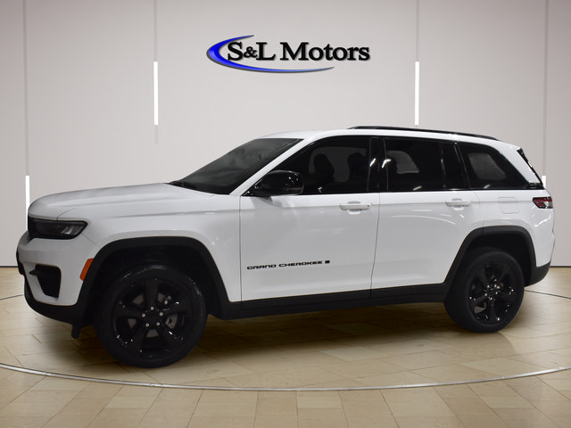 Used 2024 Jeep Grand Cherokee Altitude AWD/4WD image 3