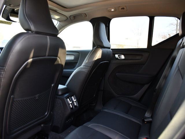 Certified 2025 Volvo XC40 B5 Plus AWD/4WD image 15