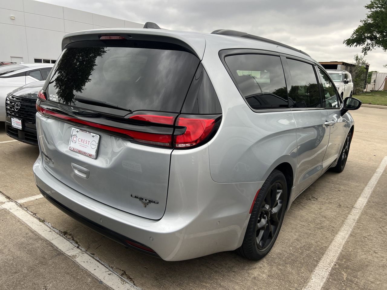 Used 2023 Chrysler Pacifica Limited w/ Uconnect Theater Family Group FWD image 3