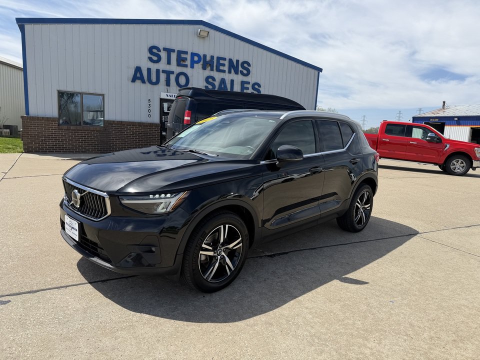 Used 2023 Volvo XC40 B5 Plus AWD/4WD image 1