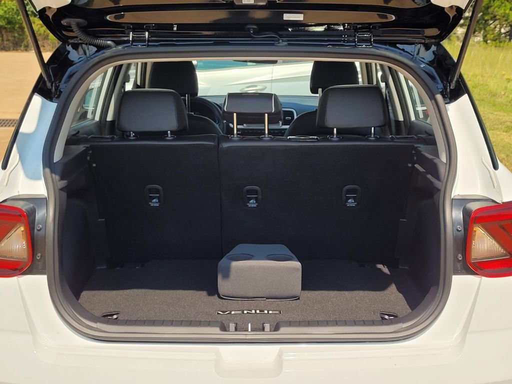 Used 2025 Hyundai Venue Limited FWD image 8