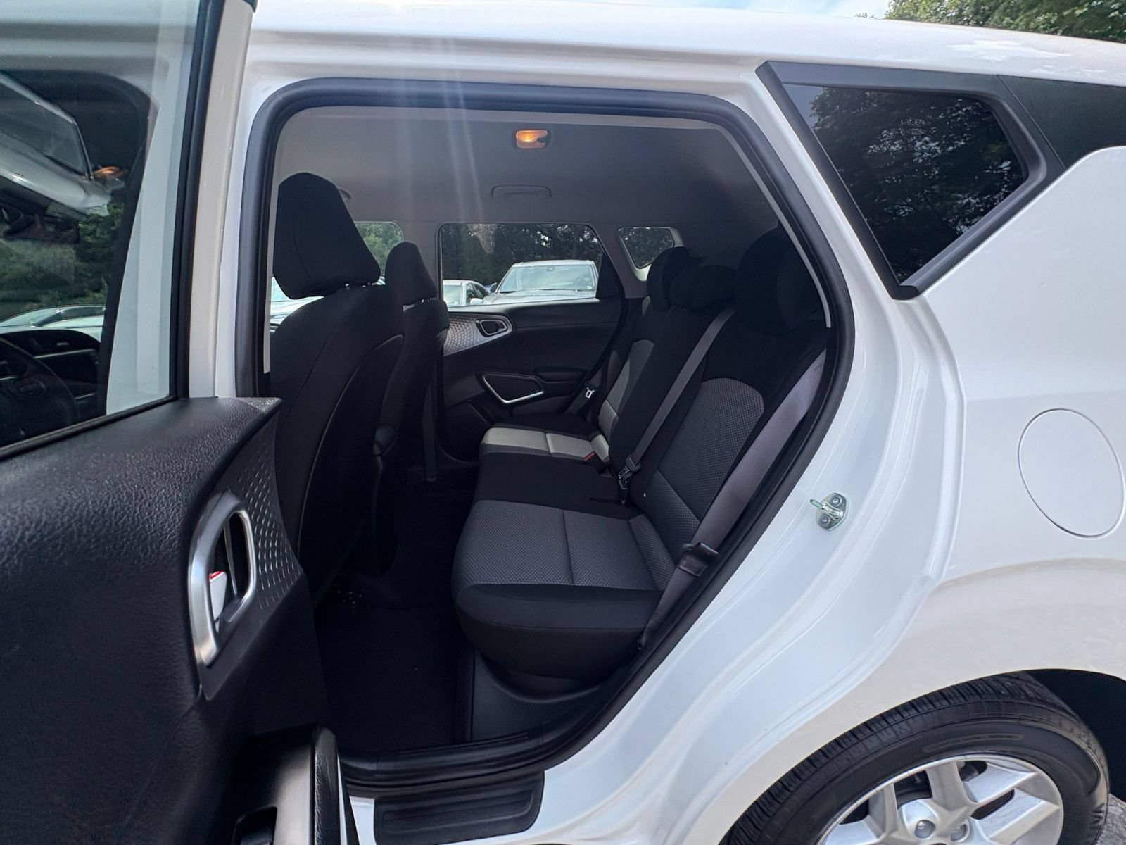 Used 2025 Kia Soul LX w/ LX Technology Package FWD image 23