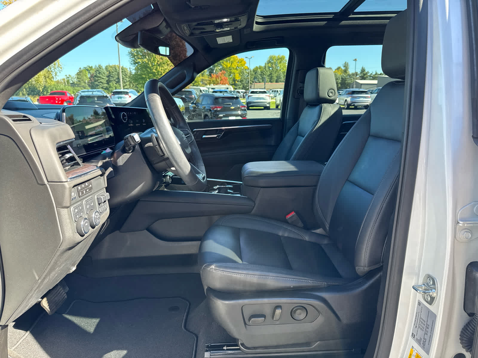 Used 2025 Chevrolet Suburban Z71 w/ Comfort Package AWD/4WD image 23
