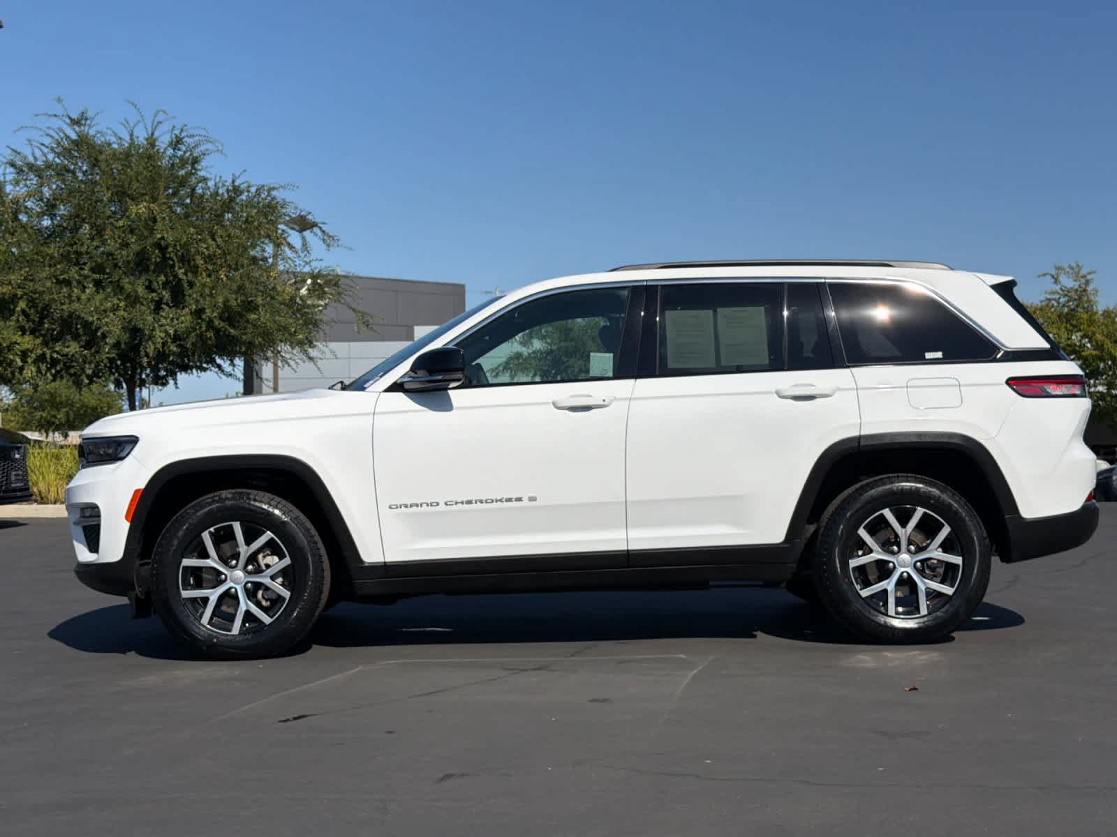 Used 2024 Jeep Grand Cherokee Limited RWD image 9