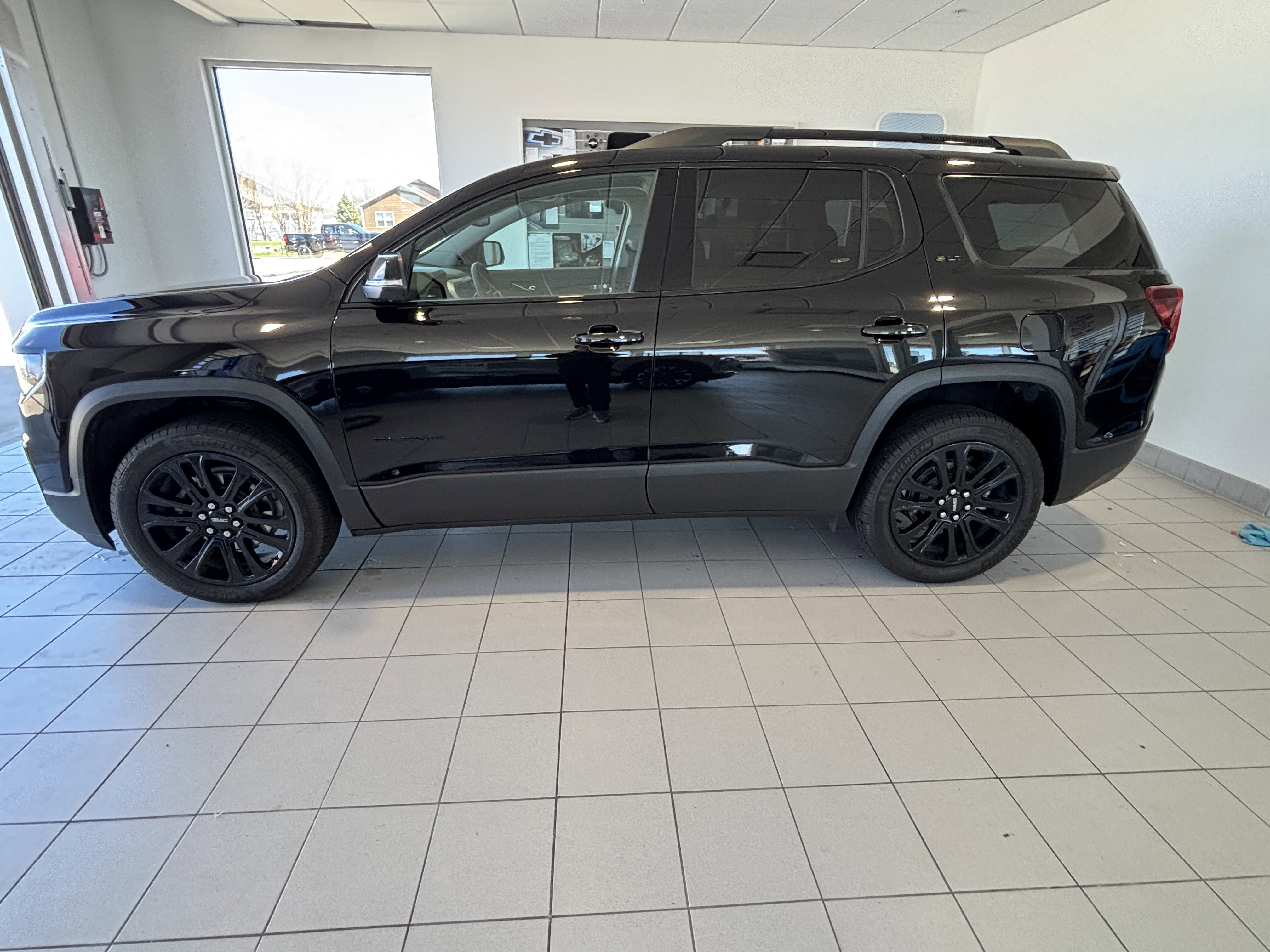 Used 2023 GMC Acadia SLT w/ Elevation Edition FWD image 2