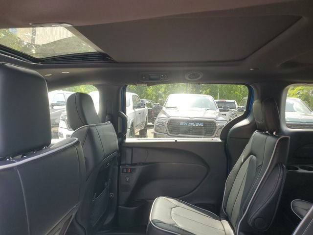 New 2027 Chrysler Pacifica Limited AWD/4WD image 10