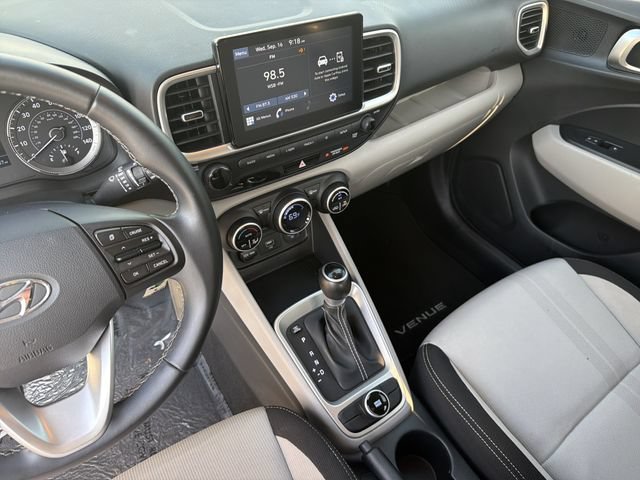 Used 2021 Hyundai Venue SEL FWD image 29