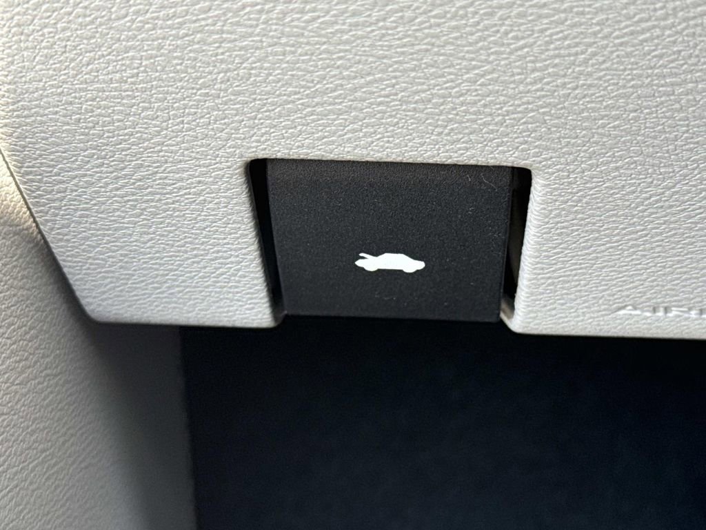 Used 2024 Chrysler Pacifica Touring-L image 45