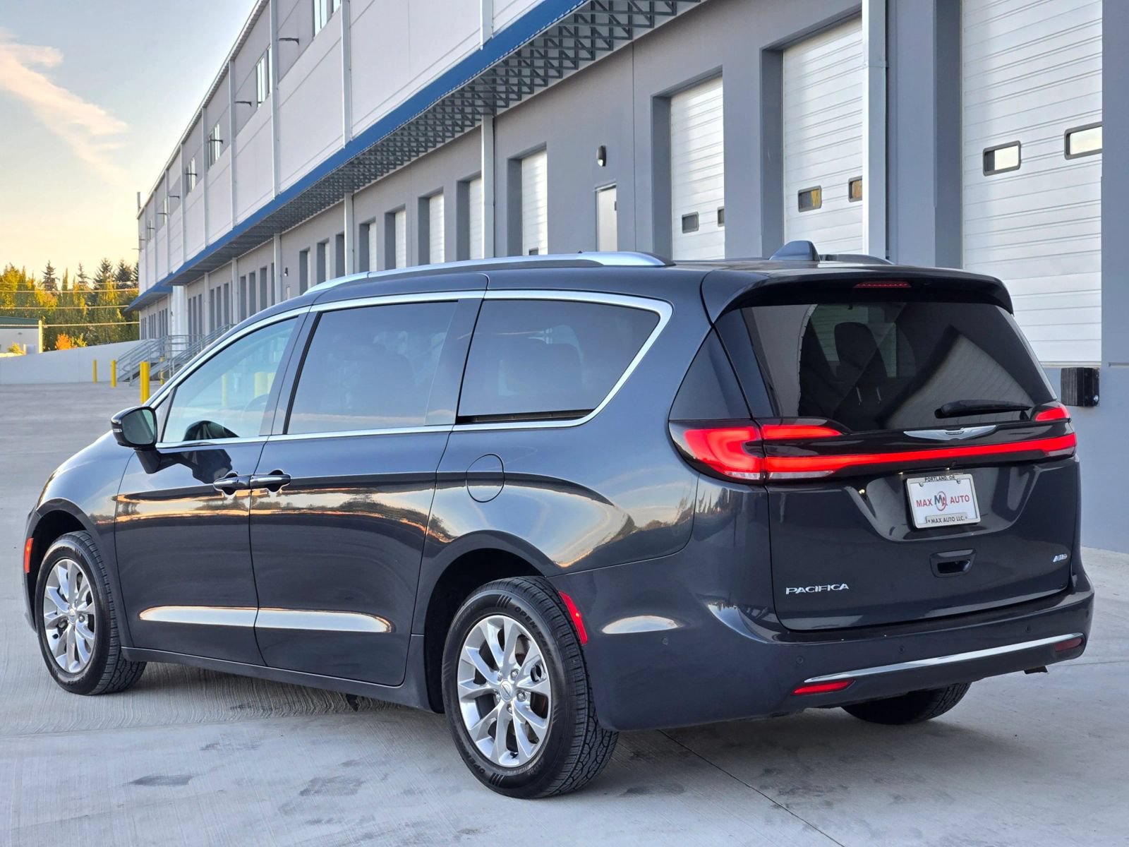 Used 2021 Chrysler Pacifica Touring-L w/ Premium & Safety Sphere Group AWD/4WD image 6