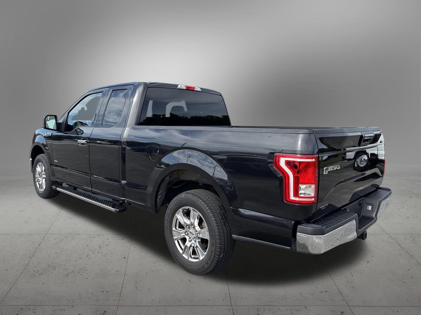 Used 2015 Ford F150 XLT w/ Equipment Group 301A Mid RWD image 3