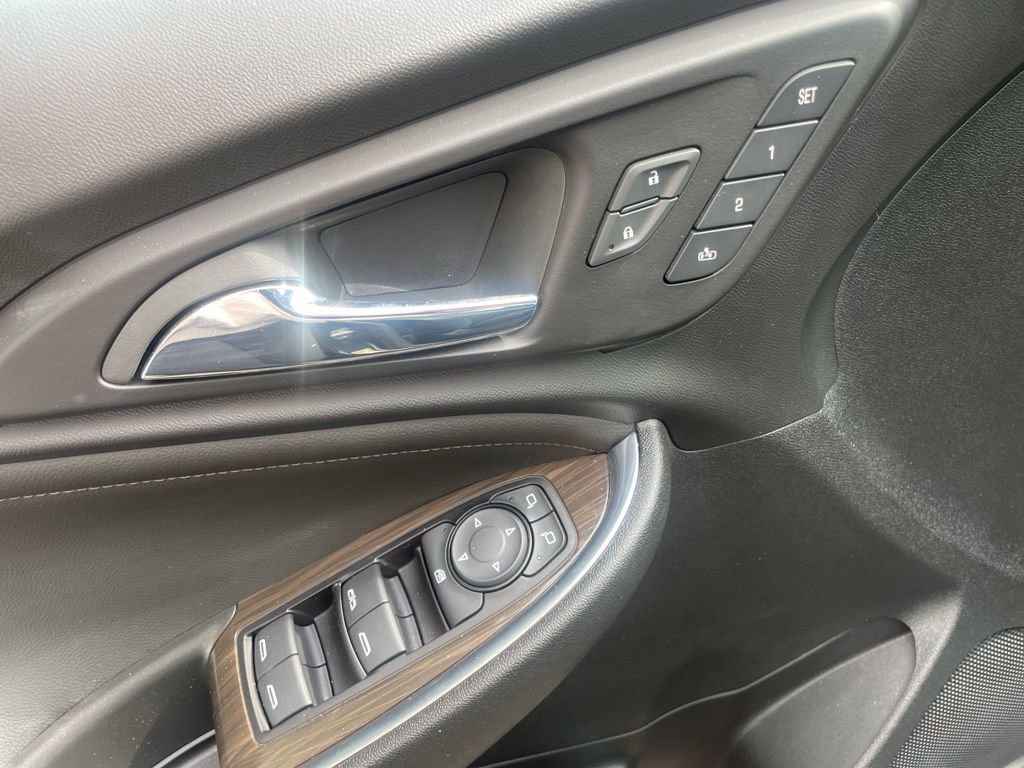 Used 2023 Chevrolet Malibu LT w/ LPO, Floor Liner Package FWD image 31