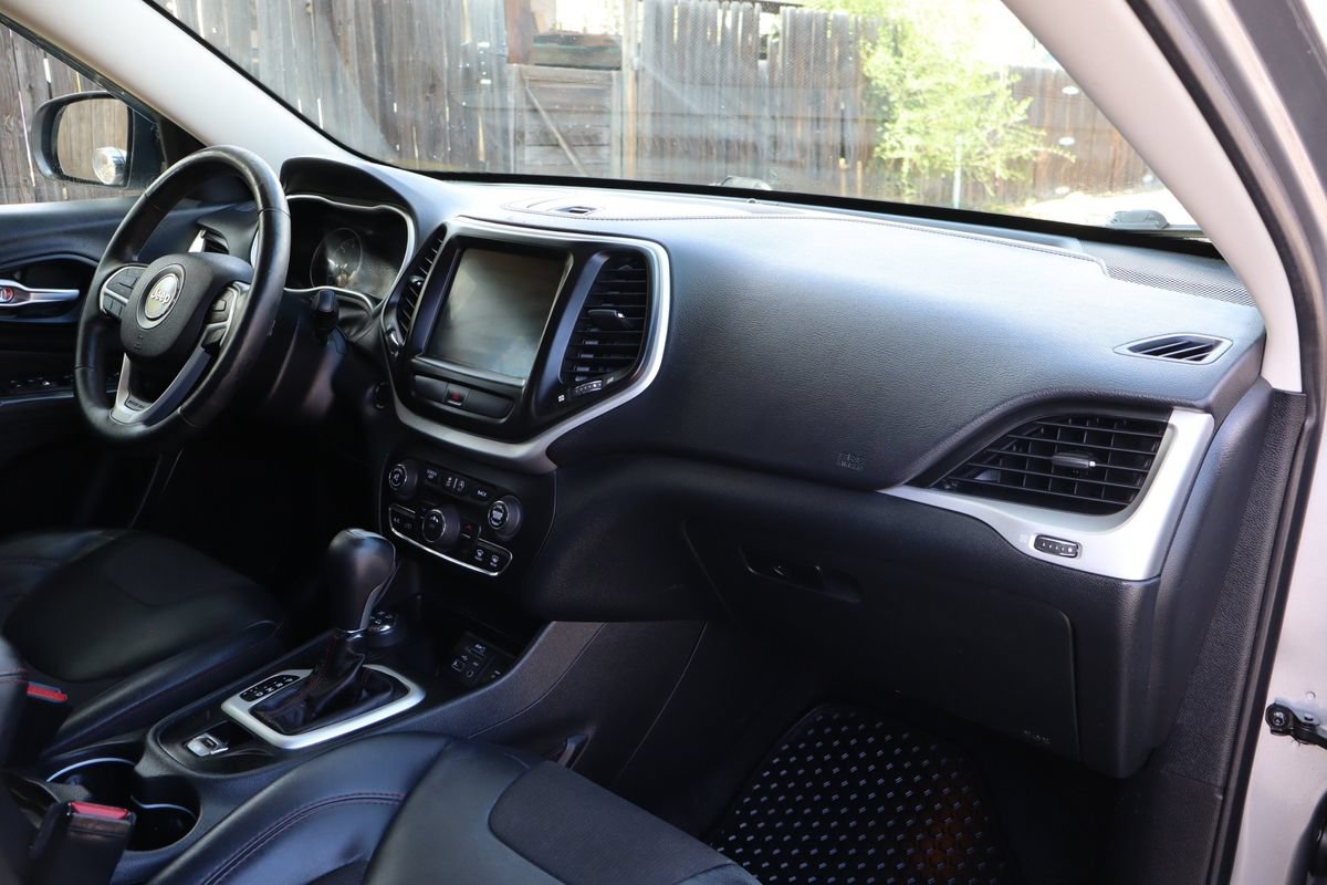 Used 2016 Jeep Cherokee Trailhawk w/ Cold Weather Group AWD/4WD image 17