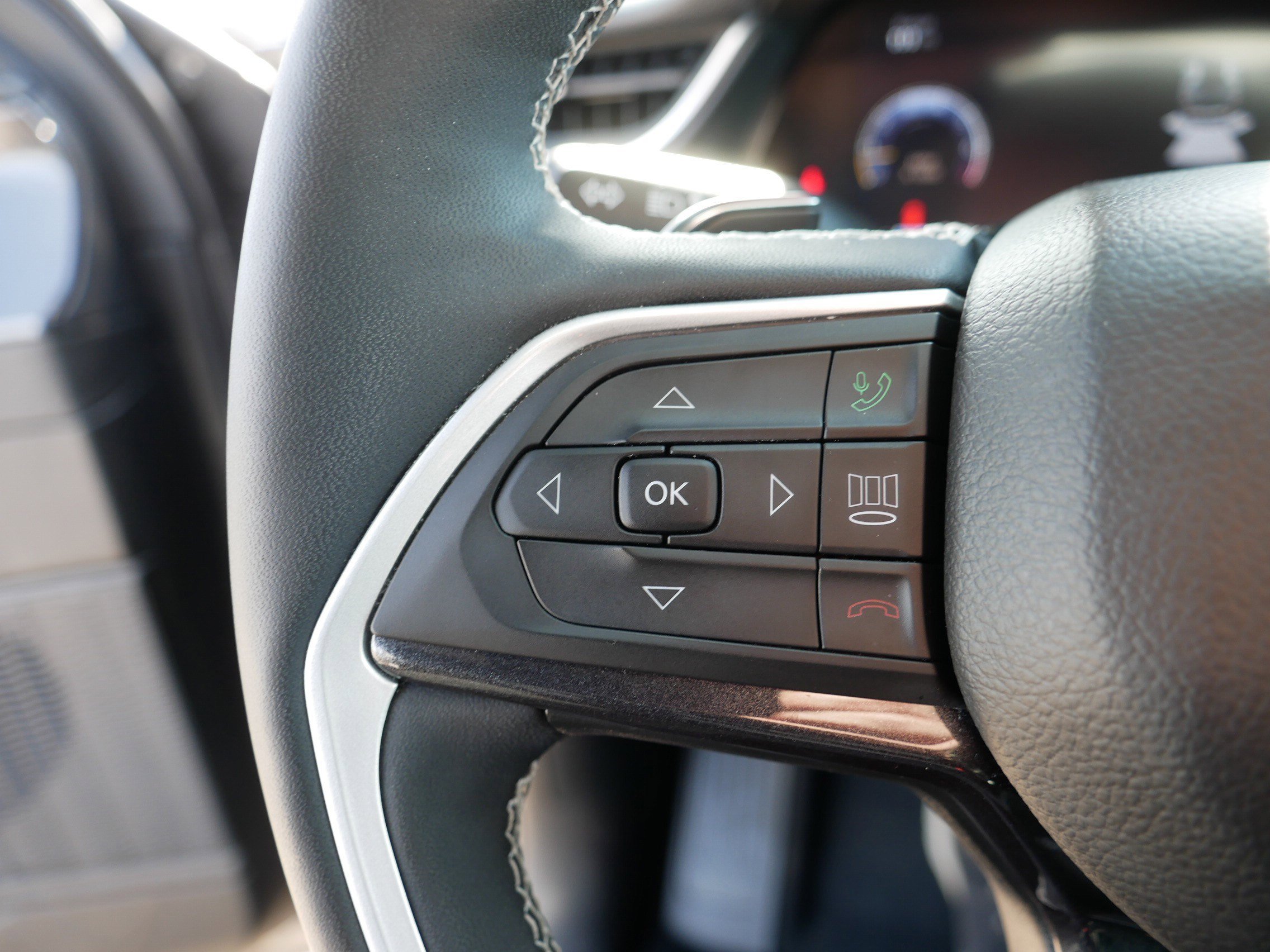 Used 2023 Jeep Grand Cherokee Laredo w/ Luxury Tech Group I image 28