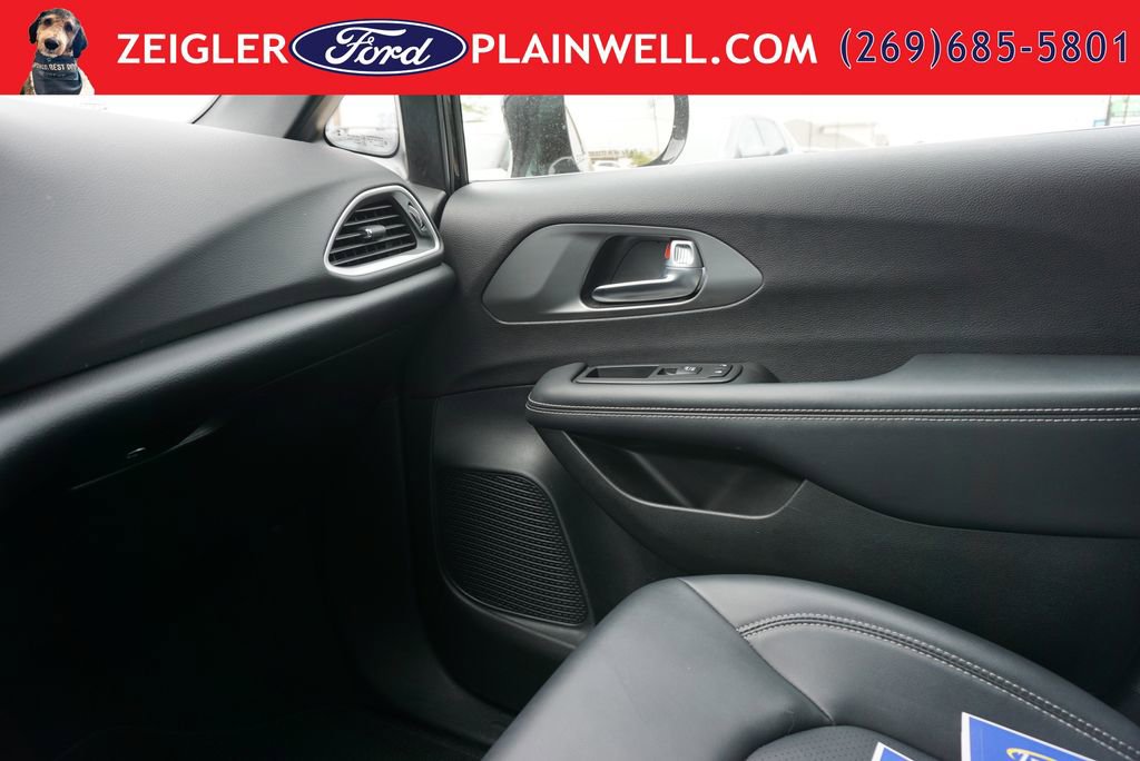 Used 2025 Chrysler Pacifica Select FWD image 35