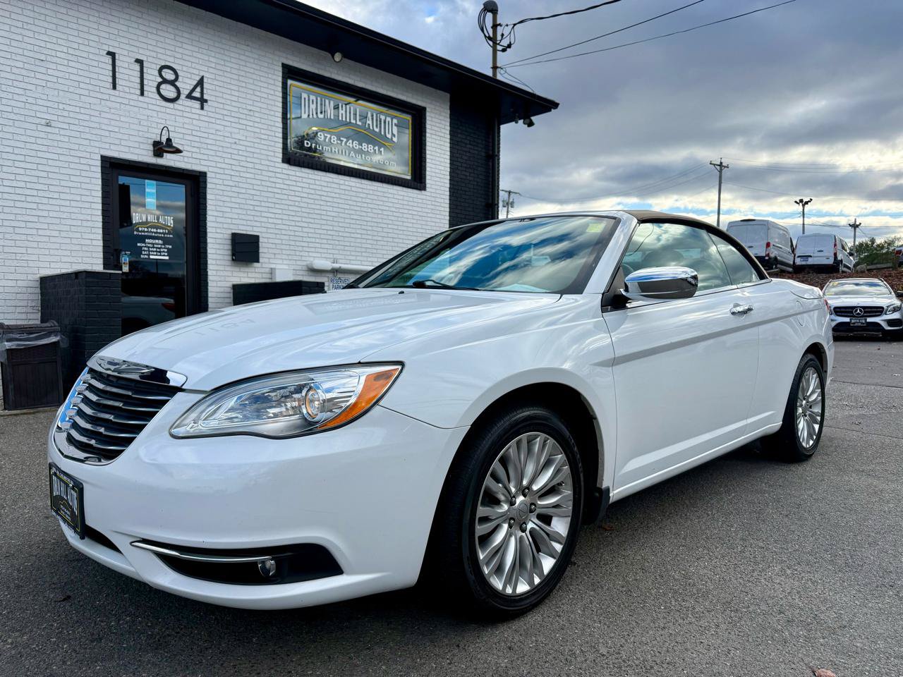 Used 2011 Chrysler 200 Limited FWD image 2