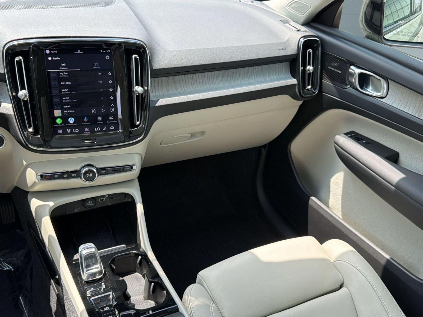 Certified 2023 Volvo XC40 B5 Ultimate w/ Protection Package Premier AWD/4WD image 27
