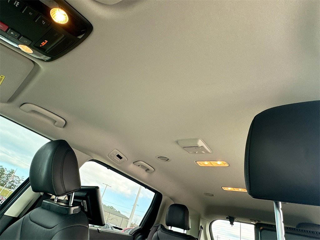 Used 2024 Kia Carnival EX image 11