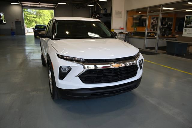 Used 2024 Chevrolet TrailBlazer LS w/ LS Convenience Package FWD image 3