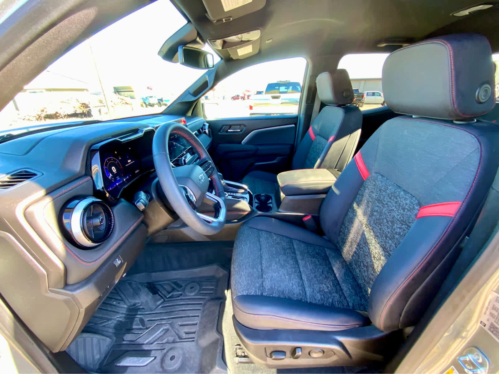 Used 2024 Chevrolet Colorado Z71 w/ Z71 Convenience Package 2 image 27